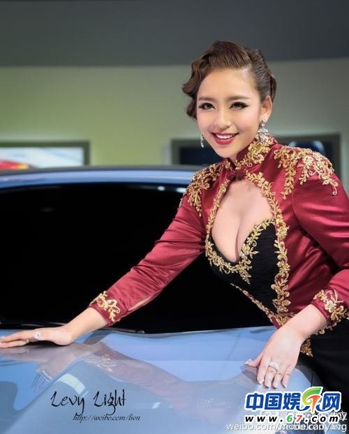 19歲嫩模曹陽獲“車展女神”封號(hào) 海量私照曝光