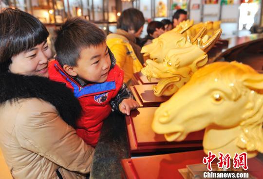 12月9日，江蘇農(nóng)民企業(yè)家冷貝生打造的黃金版圓明園十二生肖獸首向世人展現(xiàn)。冷貝生供圖攝
