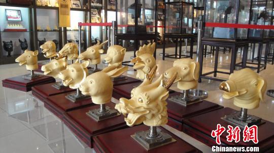 12月9日，江蘇農(nóng)民企業(yè)家冷貝生打造的黃金版圓明園十二生肖獸首向世人展現(xiàn)。冷貝生供圖攝