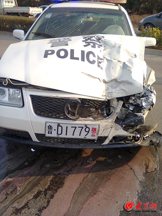 肇事后被棄在現(xiàn)場(chǎng)的警車。
