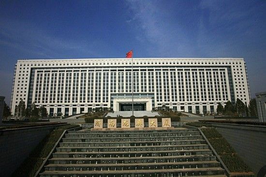 濟(jì)南龍奧大廈，位于濟(jì)南經(jīng)十東路奧體中心，建筑面積37萬平米，造價40億，里面走廊周長為1公里，有40多部電梯，光電話和電腦信息點(diǎn)插座就有45000個。