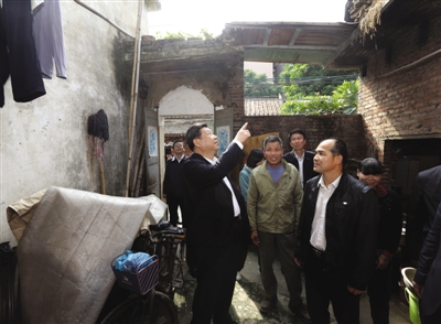 12月7日至11日，中共中央總書記、中央軍委主席習(xí)近平在廣東省考察工作。這是習(xí)近平在順德黃龍村看望村民張錫堯一家?？吹椒块g有漏水的痕跡，他要求當(dāng)?shù)貛椭鉀Q。新華社記者 蘭紅光 攝