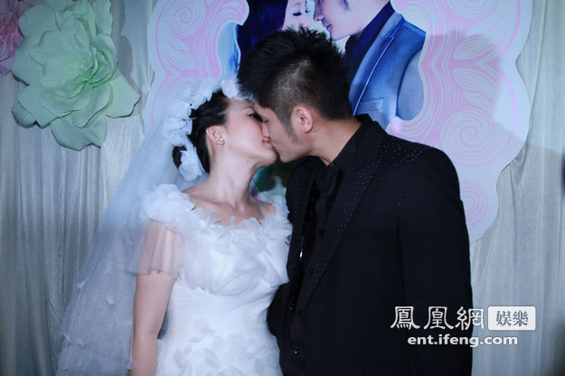 潘長江女兒潘陽大婚現(xiàn)場(chǎng) 新人現(xiàn)場(chǎng)激吻(組圖)
