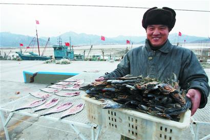 靈山島700戶島民家家屋頂曬魚(yú)蝦