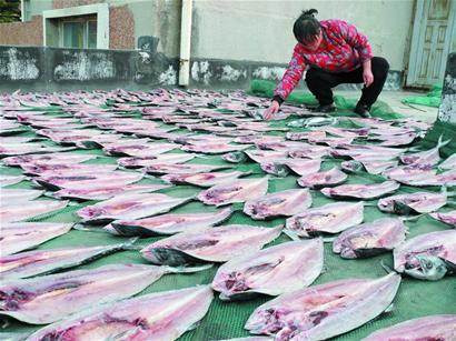 靈山島700戶島民家家屋頂曬魚(yú)蝦