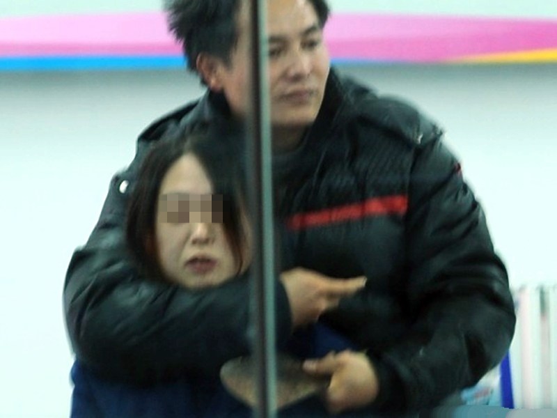 江蘇一男子搶劫珠寶店并挾持人質 特警破門制服