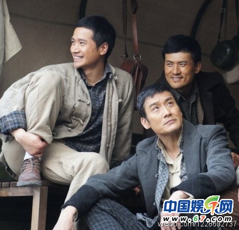 何潔攜新男友機(jī)場(chǎng)大秀恩愛(ài)引圍觀 赫子銘背景私照曝光