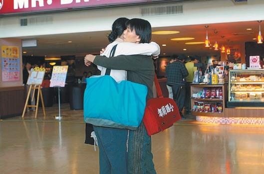 2009年4月29日，馬唯中搭機赴紐約，母親周美青與馬唯中在機場深情擁抱。