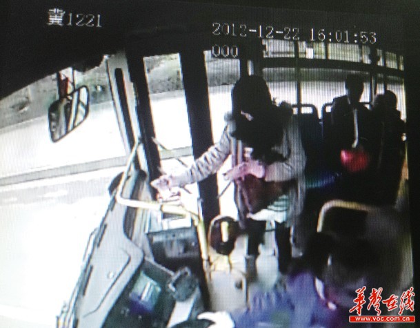 公交車監(jiān)控顯示女子將百元鈔票一張一張投進(jìn)投幣箱。