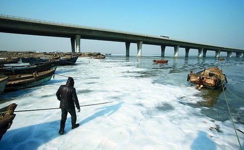膠州灣浮冰成堆 似夢(mèng)回唐朝瀚海闌干百丈冰