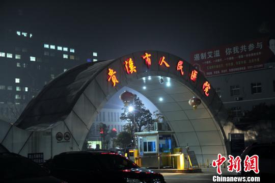 圖為24日晚上，一名遇難孩童家屬向記者講訴事故發(fā)生經(jīng)過。 劉占昆 攝