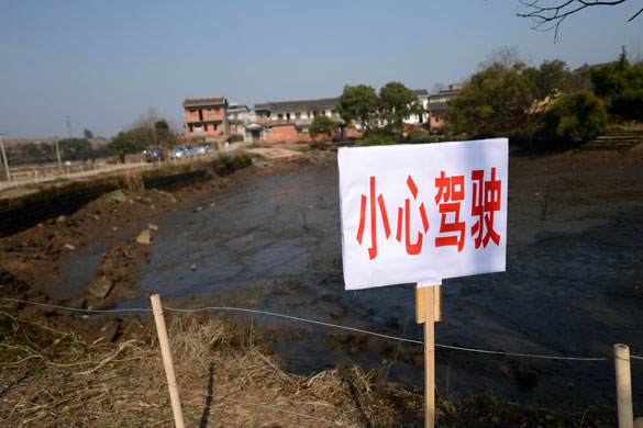 貴溪市交通部門(mén)在事故現(xiàn)場(chǎng)設(shè)置了“小心駕駛”警示牌（2012年12月25日攝）。 攝影：新華社記者 周科