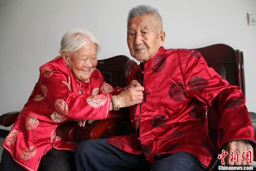 江蘇百歲老人葛克圣、闕金芳已結(jié)婚80年，慶祝重陽節(jié)(資料圖。  