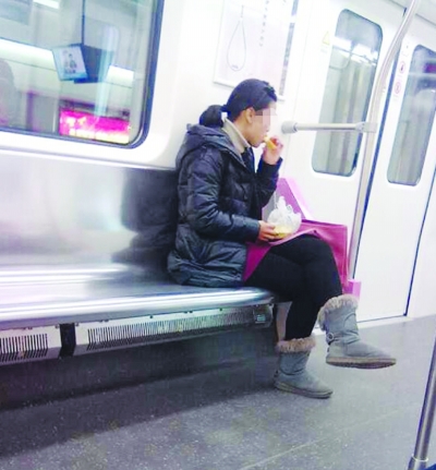 有乘客在地鐵車廂進(jìn)食。 @我是善良的佩佩 攝
