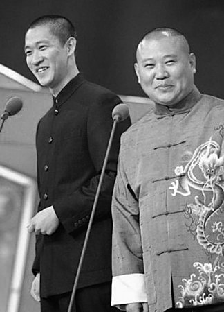 央視蛇年春晚語(yǔ)言類節(jié)目終審，郭德綱意外亮相。大家驚訝之余，開始關(guān)心他是否會(huì)與徒弟曹云金同臺(tái)。而根據(jù)知情人士透露，郭德綱和曹云金的春晚節(jié)目均已通過審查。