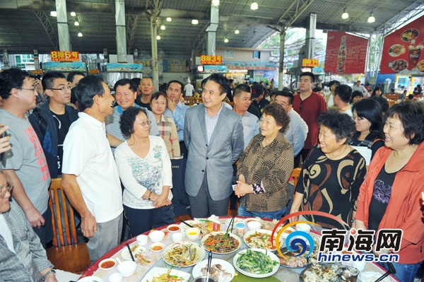 1月1日傍晚，羅保銘乘坐出租車到春園海鮮廣場。走進(jìn)熙熙攘攘的海鮮排擋，羅保銘主動和正在用餐的客人攀談。(南海網(wǎng)記者秦彥攝)