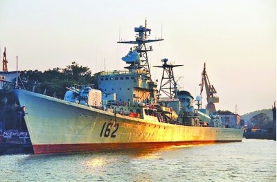 原文配圖：正在廣州黃埔造船廠等待改裝的162“南寧”號驅逐艦。