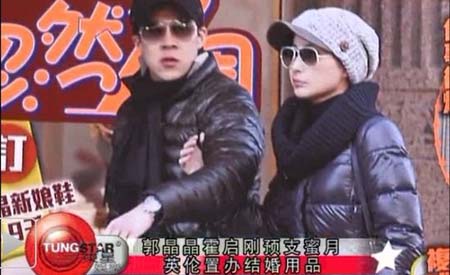 近日在網(wǎng)絡(luò)上曝光出一張二人傳婚變后最新合影，兩人似是在參加某個(gè)活動(dòng)，從照片中可以看出，二人的感情依然很好，這也更有力的粉碎了謠言。