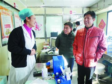 市人大代表胡兆啟、市政協(xié)委員陳明鈺建議增設愛心獻血屋