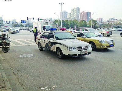 大圖為交警在事發(fā)現(xiàn)場(chǎng)，小圖為賣椰奶的面包車。視頻截圖