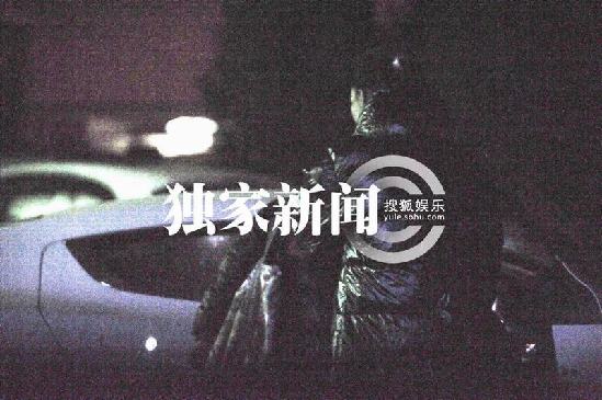 李晨駕豪車(chē)接張馨予 路邊吃烤串
