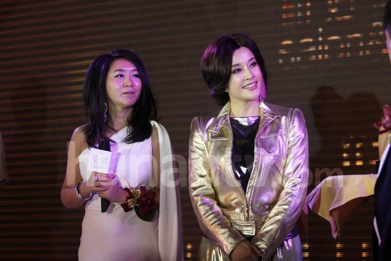 57歲劉曉慶短裙黑絲撈金秒進(jìn)百萬(wàn) 女王氣息秒殺眾少女