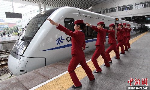 海西動(dòng)姐擺出“動(dòng)車style”，以良好的精神風(fēng)貌迎蛇年春運(yùn) 