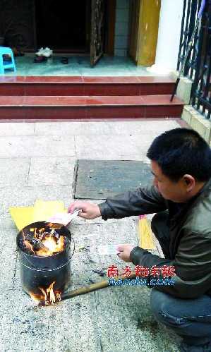 死者家屬在事發(fā)現(xiàn)場(chǎng)拜祭。南都記者 郭現(xiàn)中 攝