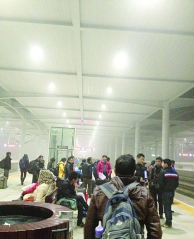 滯留在火車站的乘客。 網(wǎng)友柯先生供圖
