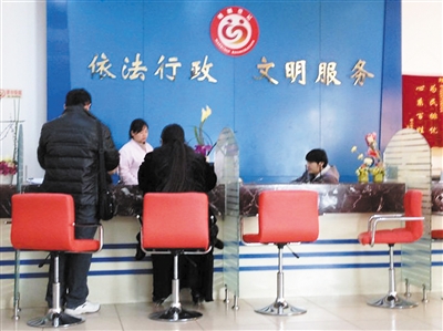1月5日，某區(qū)民政局婚登處，裴莉和許昌赫領結(jié)婚證。