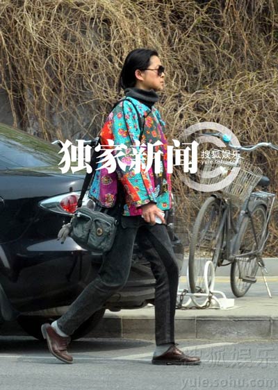 倪萍戴了副墨鏡，顯得很匆忙