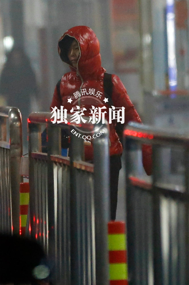 黃渤攜妻女度假歸來(lái)豪車(chē)返家 兩歲女兒正面照曝光