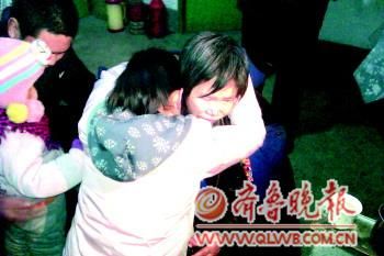 劉淑萍(右)與丈夫、女兒、兒子一家團(tuán)聚。