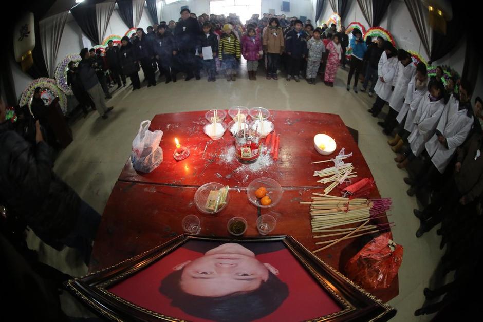 湖南十萬民眾悼念為保護學(xué)生殉職校長
