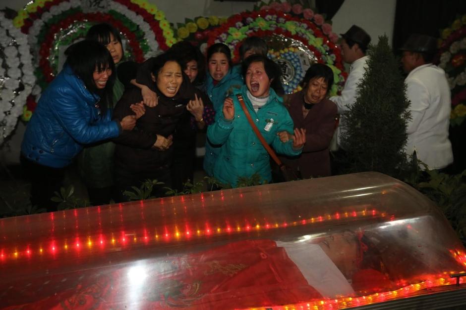 湖南十萬民眾悼念為保護(hù)學(xué)生殉職校長