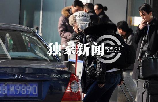 湯唯獨自回京無人接機 微笑回應(yīng)偷拍記者毫無星架