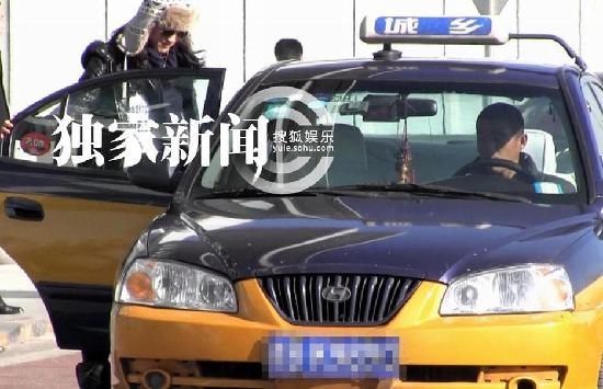 湯唯獨自回京無人接機 微笑回應偷拍記者毫無星架