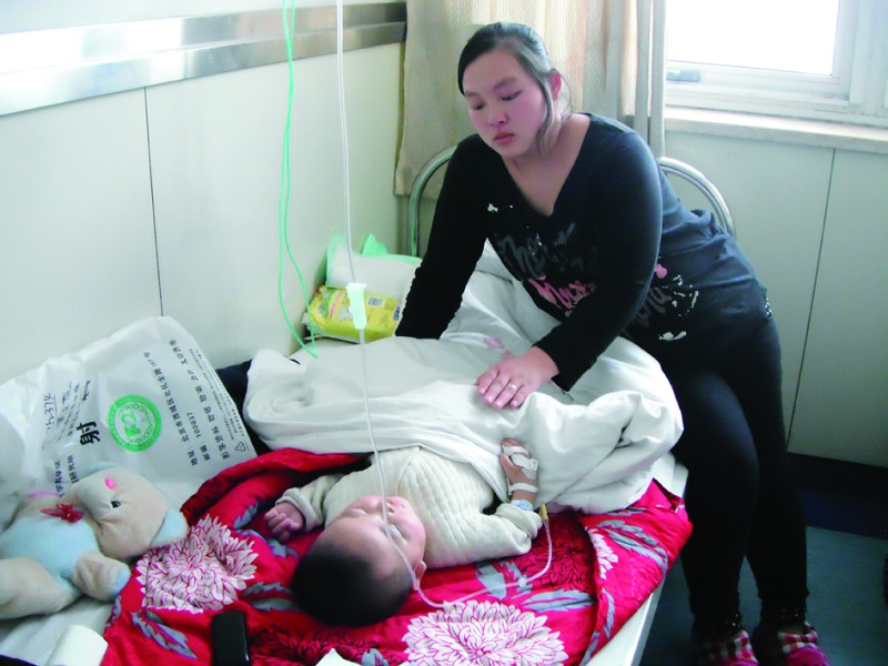 兩歲三個月男童患有先心病、肺炎、動脈瘤、顱內(nèi)出血和顱內(nèi)感染住院治療費用壓垮整個家庭，希望好心人伸出援手救救病危孩子