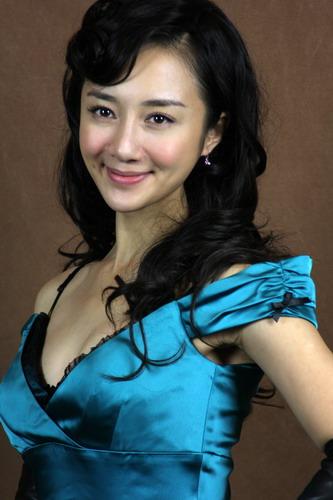 李依曉的身影遍布熒屏，以清新、甜美的姿態(tài)迅速走進(jìn)人們的視野，為觀眾所熟知、喜愛(ài)。