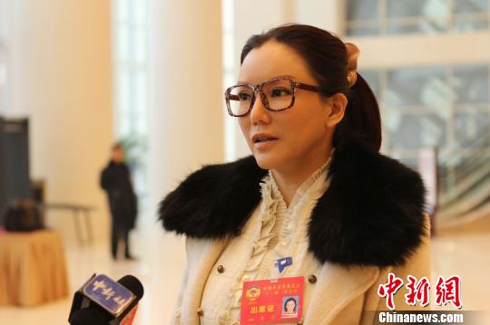 彭丹接受中新社記者專訪。