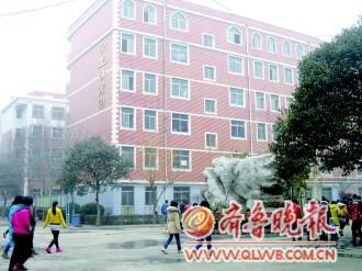 圖片紅線內(nèi)就是事發(fā)窗戶。