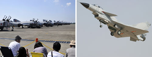 左圖：2009年9月13日，參加日本航空自衛(wèi)隊(duì)航空節(jié)的F—4EJ（近）和F—15J（遠(yuǎn)）戰(zhàn)機(jī)。右圖：中國空軍殲—10戰(zhàn)斗機(jī)