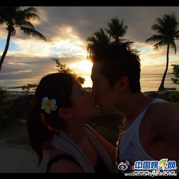 洪天明周家蔚塞班島造人 度蜜月恩愛(ài)秀吻照