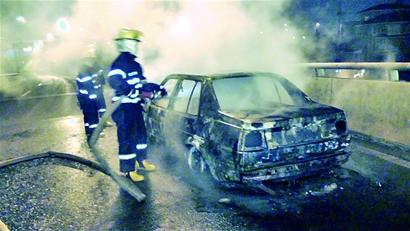 撞上護欄，惹“火”小轎車