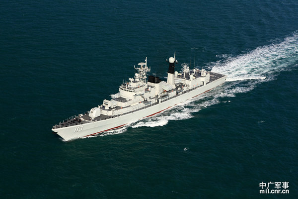 資料圖：航拍艦艇編隊(duì)指揮艦青島艦。