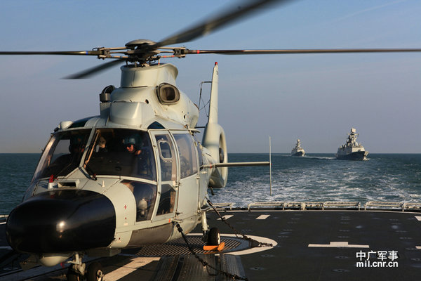 資料圖：艦載直升機(jī)進(jìn)行起降訓(xùn)練。
