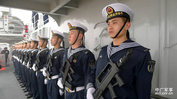 資料圖：戰(zhàn)艦上整裝待發(fā)的水兵。