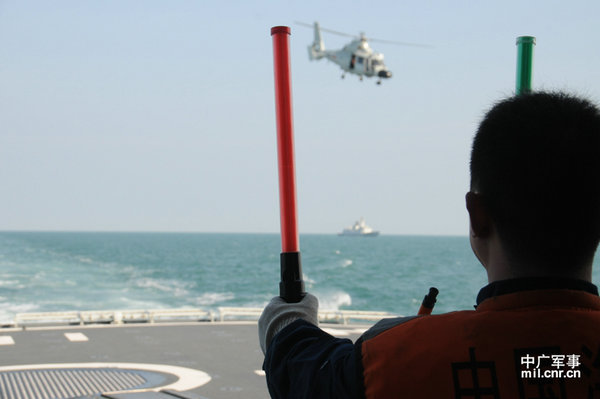 資料圖：艦載直升機(jī)起飛升空。