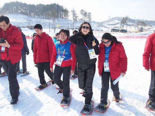 章子怡帶奶牛帽與姚明雪地賽跑 變“大腳怪”現(xiàn)身韓國(guó)