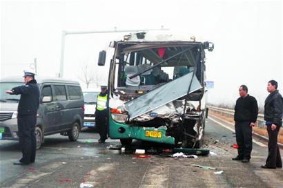 霧打霧撞，客車追尾26人傷